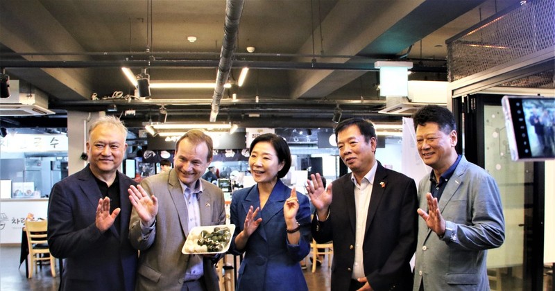 Vietnamese Ambassador to the RoK Vu Ho (second from right), the RoK’s Minister of SMEs and Startups Oh Young-joo (centre), and other guests during their visit to the Kyungdong market in Seul on September 13. (Photo: VNA)