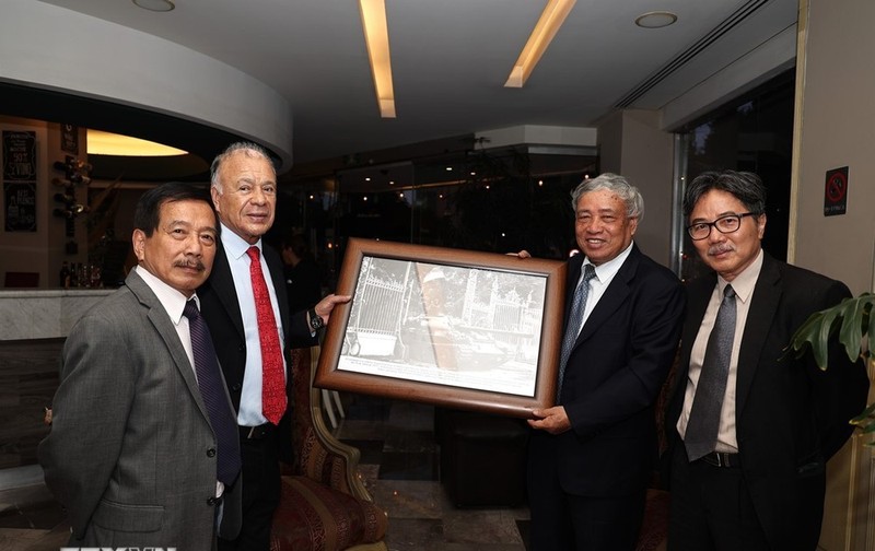 Former General Director of VNA Tran Mai Huong ((second, right) presents a souvenir to General Secretary of the PT Alberto Anaya Gutiérrez. (Photo: VNA)