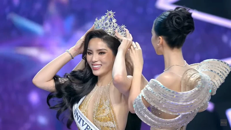 Miss Bui Quynh Hoa crowns the new Miss Nguyen Cao Ky Duyen. (Screenshot)