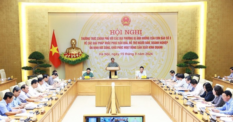 Prime Minister Pham Minh Chinh chairs an online conference of permanent Government members with representatives of localities affected by Typhoon Yagi on September 15 morning. (Photo: VNA)