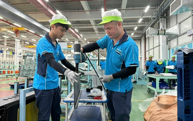 Workers of LS ELECTRIC Vietnam Co., Ltd. at Yen Phong Industrial Park Expansion still ensure production after the flood.