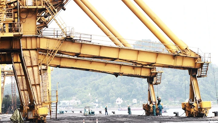 Workers of Cua Ong Coal Preparation Company - TKV reinforce and tie down the crane in the Cua Ong port area. Photo: (VINACOMIN.VN)