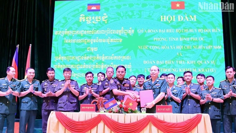 The Border Guard Command of Binh Phuoc Province signed a memorandum of understanding with the border protection forces of Cambodia's Tboung Khmum and Kratie provinces.