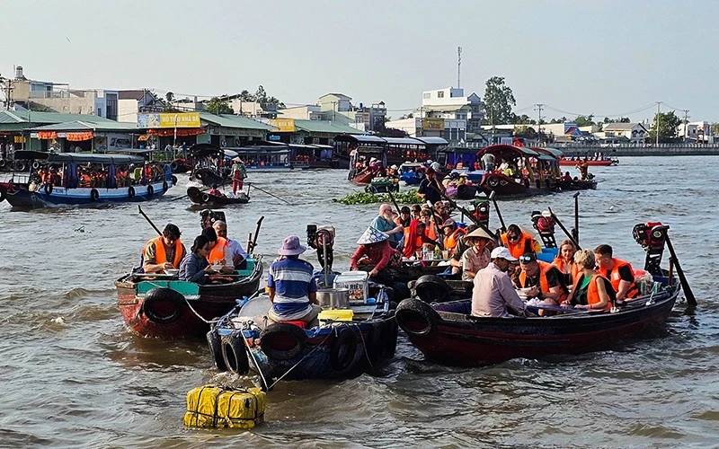 Tourists visit Cai Rang Floating Market, Can Tho. (Photo: DUC HOANG)