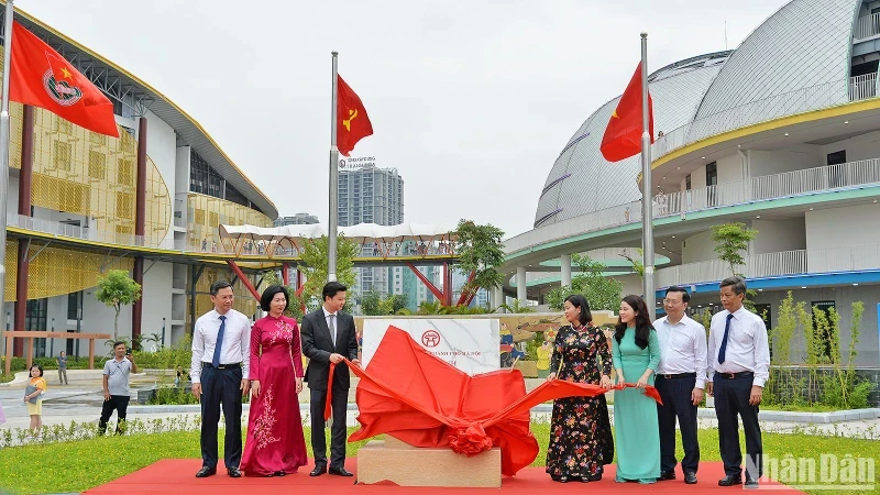 Representatives of the Central Committee of the Ho Chi Minh Communist Youth Union, Hanoi City and related units performed the ceremony of attaching Hanoi Children's Palace’s signboard.