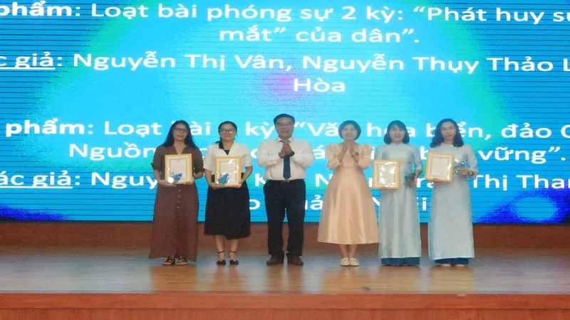 The Organising Committee presents awards to winners. (Photo: PHONG NGUYEN)