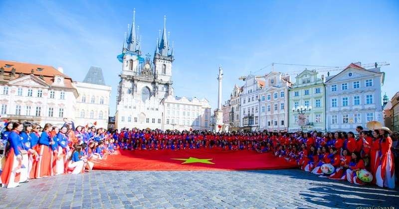 Vietnamese ao dai in the heart of Prague, Czech Republic (Photo: VNA)