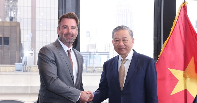 General Secretary of the Communist Party of Vietnam (CPV) Central Committee and State President To Lam (right) and Nick Ammann, Vice President of Global Government Affairs at Apple. (Photo: VNA)