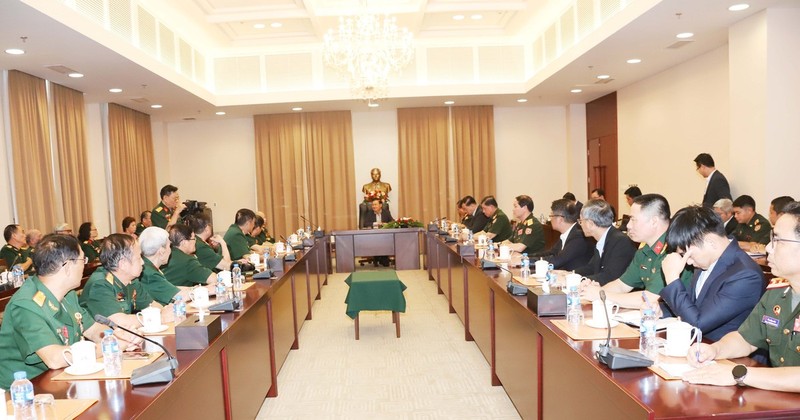 General Secretary of the Lao People’s Revolutionary Party Central Committee and President of Laos Thongloun Sisoulith receives former Vietnamese volunteer soldiers and military experts (Photo: VNA)