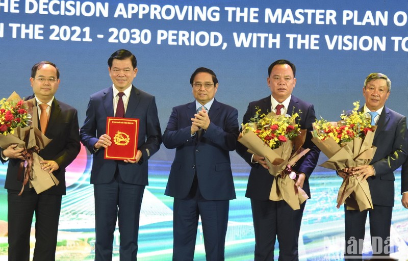 Prime Minister Pham Minh Chinh handed over the decision approving the provincial master plan for 2021-2030 with a vision towards 2050, to the leaders of Dong Nai Province, 