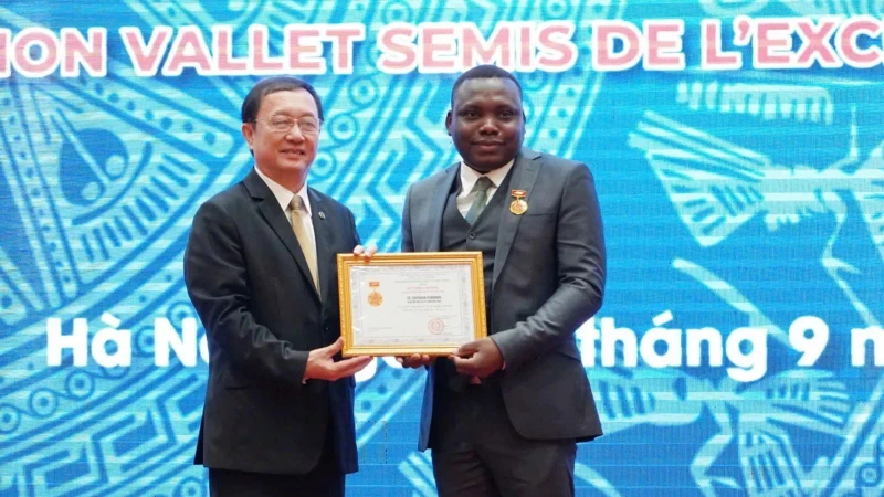 Minister of Science and Technology Huynh Thanh Dat presents the Medal for the Cause of Science and Technology to Dr Espéran Padonou, Director of the Vallet Scholarship Fund.