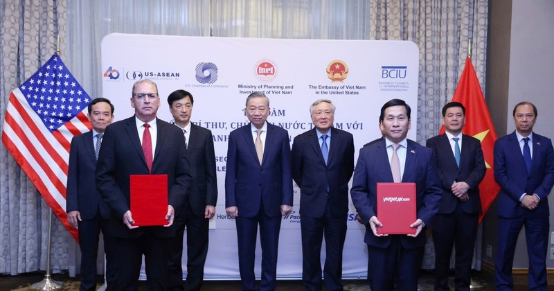 Dinh Viet Phuong, CEO of Vietjet (front row, right) and Joseph Vitulli, Representative of Honeywell Aerospace Technologies (front row, left) exchange a cooperation agreement in the presence of Party General Secretary and President To Lam during his trip to the US (Source: Vietjet)