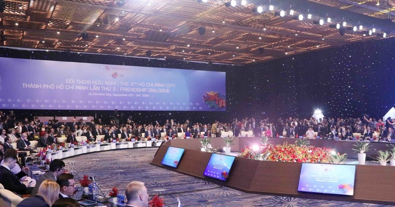 Thirty-five delegations from international localities that have set up friendship and cooperative relations with Ho Chi Minh City attend the friendship dialogue. (Photo: VNA)