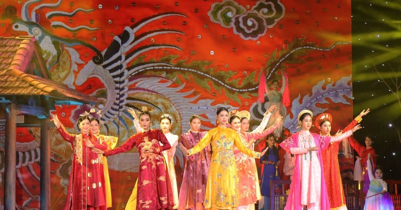 "Ao dai" show at the festival. (Photo: VNA)