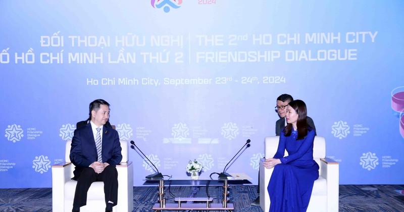 Deputy Minister of Foreign Affairs Nguyen Minh Hang (R) receives Vice Mayor of Chongqing Zheng Xiangdong in Ho Chi Minh City on September 24. (Photo: VNA)