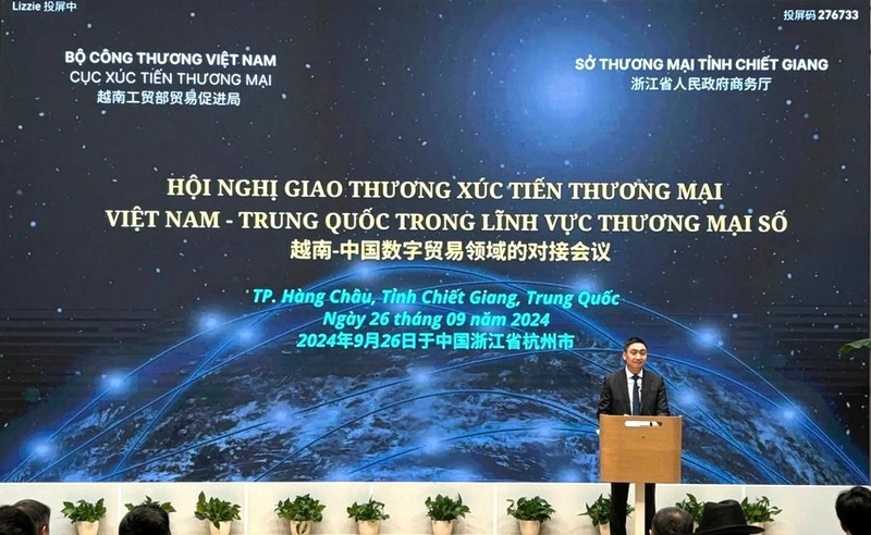 Hoang Minh Chien, Deputy Director of Vietrade speaks at the conference. (Photo: VNA)