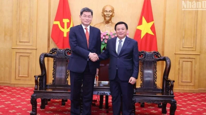 Nguyen Xuan Thang, Politburo member, President of the Ho Chi Minh National Academy of Politics (HCMA) and Chairman of the Central Theory Council, received and worked with Kim Ghee Whan, Chairman of the Korea International Exchange Foundation (KF).