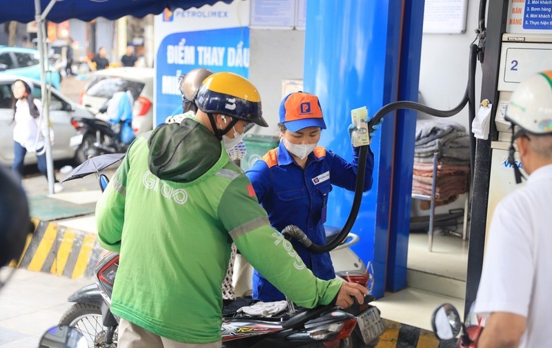 The price of E5RON92 bio-fuel rises by 679 VND to 19,620 VND (0.8 USD) per litre, while that of RON95-III increases by 756 VND to 20,518 VND per litre (Photo: VNA)