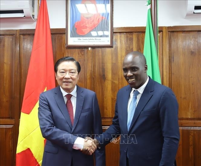 Politburo member, Secretary of the CPV Central Committee and Chairman of its Commission for Internal Affairs Phan Dinh Trac (left) and Tanzania's Deputy Prime Minister Doto Mashaka Biteko. (Photo: VNA)