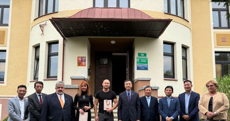 Members of the Vietnamese Embassy in the Czech Republic pose for a group photo with leaders of Chrastava city and the management board of the facility where Vietnamese cadets lived and studied during the 1956-1960 period. (Photo: VNA)