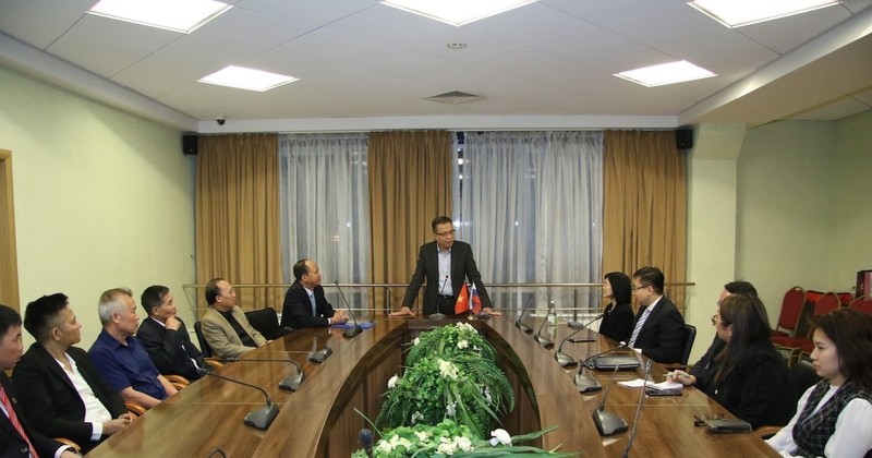 Vietnamese Ambassador to Russia Dang Minh Khoi speaks at a working session with representatives of the Vietnamese community in Kazan city, the Republic of Tatarstan, on September 25. (Photo: VNA)