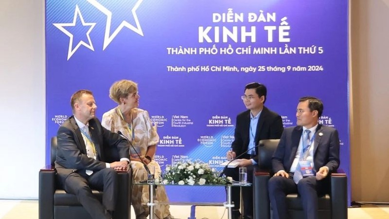 Vice Chairman of the Ho Chi Minh City People's Committee Bui Xuan Cuong (R) receives Torsten Bonew, Vice Mayor of Leipzig. (Photo: VNA)