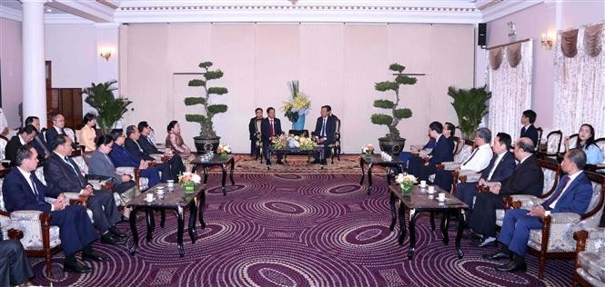 Deputy Secretary of the city Party Committee and Chairman of the municipal People's Committee Phan Van Mai receives the Lao delegation on September 26. (Photo: VNA)