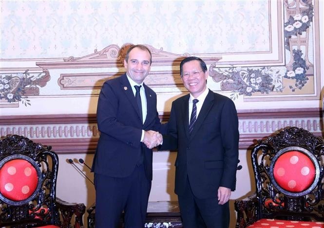 Chairman of the municipal People’s Committee Phan Van Mai (right) receives Mayor of Turin Stefano Lo Russo on September 26. (Photo: VNA)