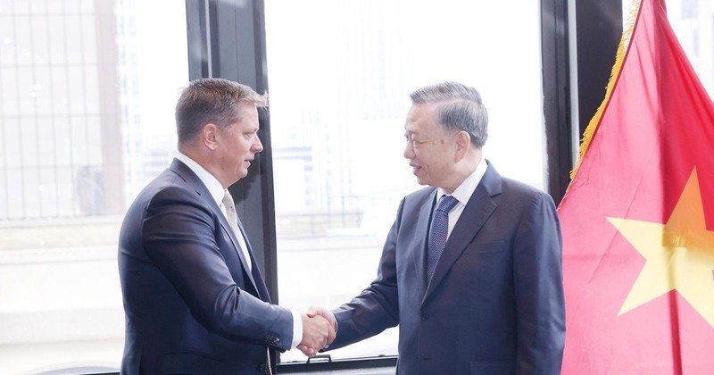 Party General Secretary and State President To Lam (right) and Senior Vice President for Global Business and Government Affairs of SpaceX Tim Hughes at their meeting in New York on September 25. (Photo: VNA)