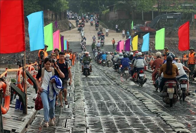 Pontoon bridge opened to traffic on September 30 after Typhoon Yagi (Photo: VNA)