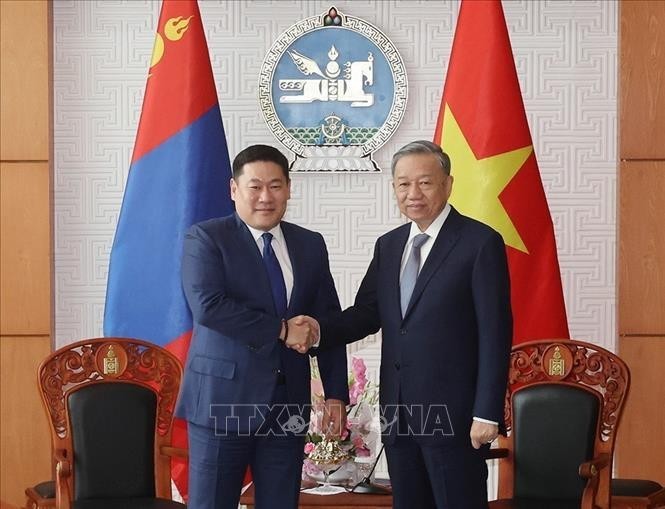 Party General Secretary and State President To Lam (R) and Mongolian Prime Minister Luvsannamsrain Oyun-Erdene