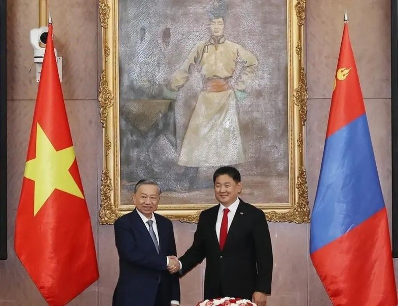 Visiting General Secretary of the Communist Party of Vietnam Central Committee and State President To Lam (L) and Mongolian President Ukhnaagiin Khurelsukh. (Photo: VNA)