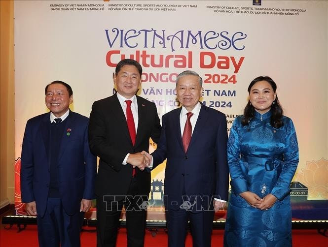 General Secretary of the Communist Party of Vietnam Central Committee and State President To Lam (second from right) at the Vietnamese Cultural Day (Photo: VNA)