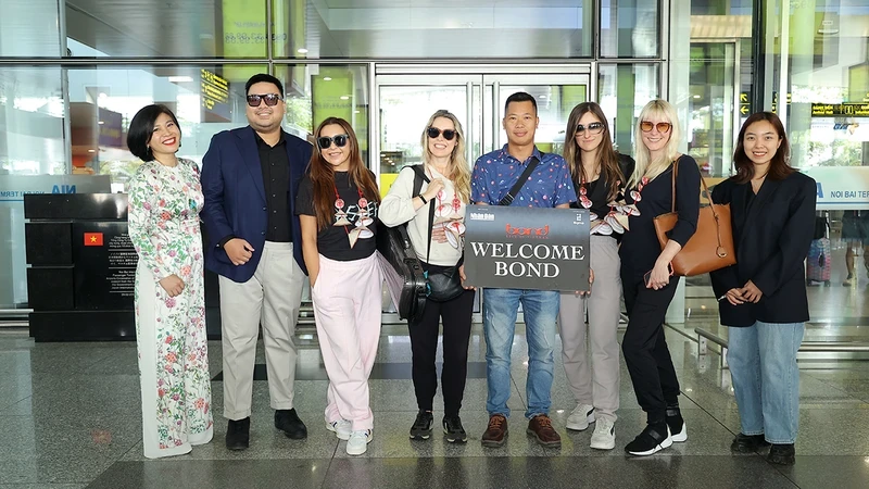 The famous Bond string quartet arrived at Noi Bai Airport this morning.