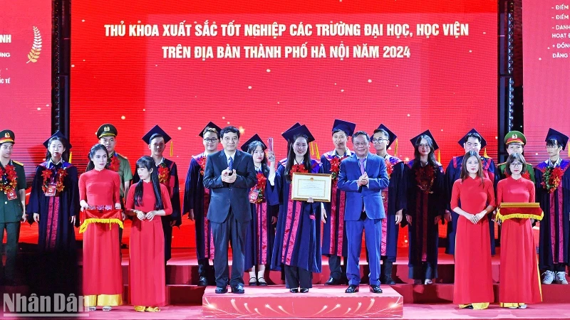 Hanoi: 100 outstanding valedictorians in 2024 honoured 