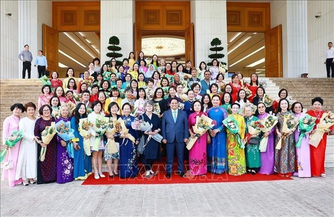 Prime Minister Pham Minh Chinh and delegates to the ongoing conference of the International Network of Women Engineers and Scientists (INWES) in the Asia-Pacific as well as leaders of the Vietnam Association for Intellectual Women pose for a group photo in Hanoi on October 4. (Photo: VNA)