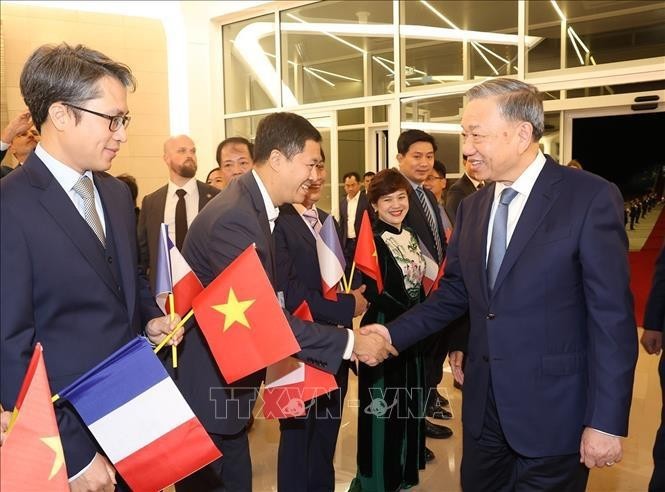 Staff members of the Vietnamese Embassy and representatives of the Vietnamese community in France welcome Party General Secretary and State President To Lam at Paris-Orly Airport on late October 3. (Photo: VNA)