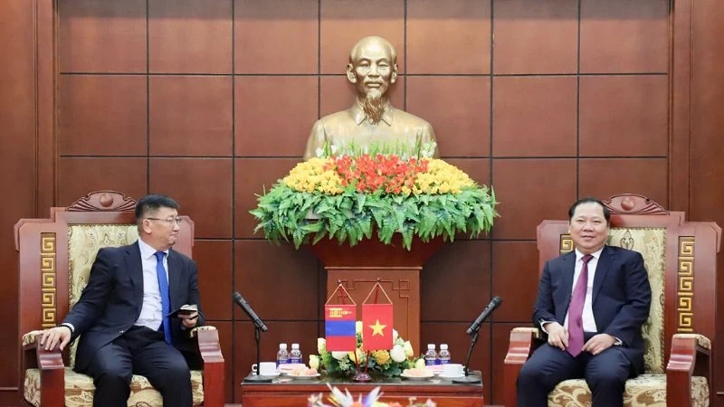 Mongolian Ambassador to Vietnam Jigjee Sereejav (left) and Secretary of the Hoa Binh Provincial Party Committee Nguyen Phi Long at the working session.