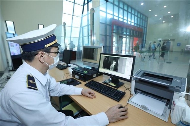 An official from the International Health Quarantine Centre in Lang Son province use equipment to support health quarantine efforts at the Huu Nghiị International Border Gate. (Photo: VNA)