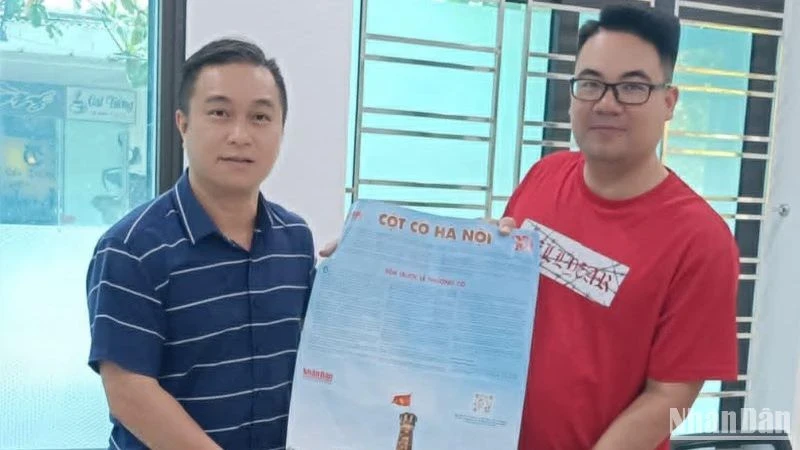 The representative office of Nhan Dan Newspaper in Thai Binh Province presented the special pages of the flag tower to the Thai Binh Provincial Library.