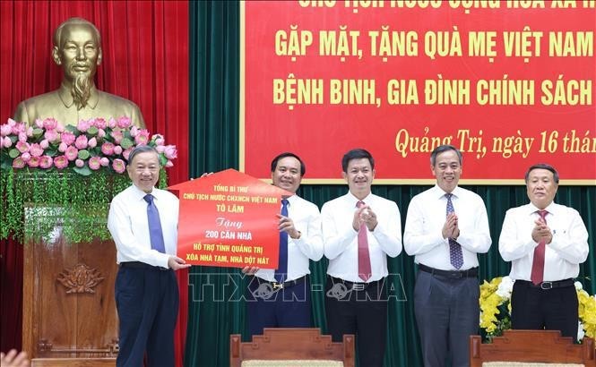 Party General Secretary and State President To Lam presents the token of houses to Quang Tri province. (Photo: VNA)