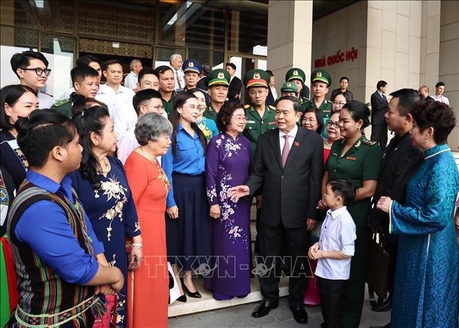 NA Chairman Tran Thanh Man meets with the Vu A Dinh Award winners. (Photo: VNA)