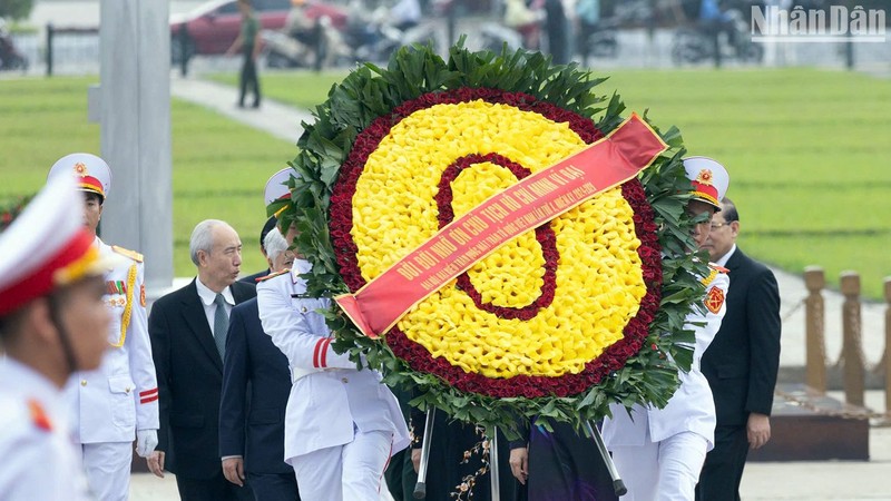 Delegates pay tribute to President Ho Chi Minh