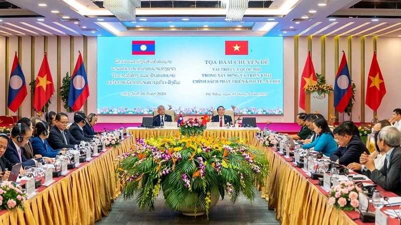 The national assemblies of the two countries discuss the building of socio-economic development policies. (Photo: QUOCHOI.VN)