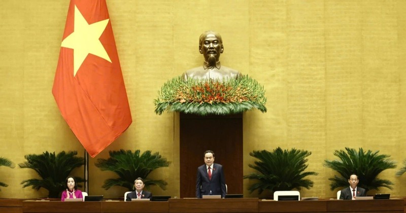 NA Chairman Tran Thanh Man (standing) and NA Vice Chairpersons at the opening ceremony of the 8th session of the 15-tenure National Assembly in Hanoi on October 21. (Photo: VNA)