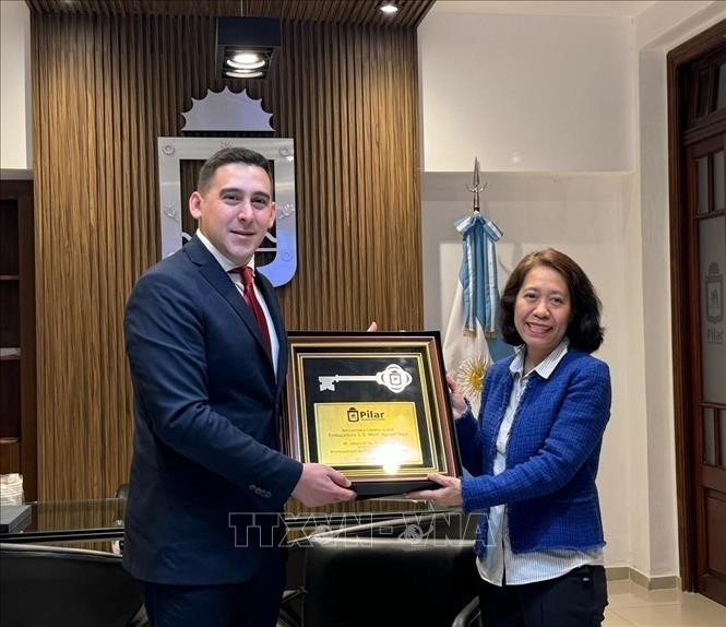 Mayor of Pilar city Leopoldo Grumstrup (L) presents the "Key of Honour" certificate of Pilar to Ambassador Ngo Minh Nguyet. (Photo: VNA)