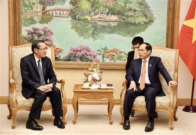 Deputy Prime Minister and Minister of Foreign Affairs Bui Thanh Son (R) and Lao Minister of Energy and Mines Phosay Sayasone at their meeting on October 21 (Photo: VNA)