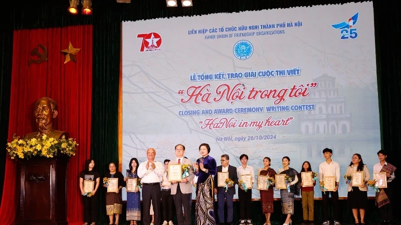 Professor, Dr Ahn Kyong Hwan (the Republic of Korea) won the special prize of the “Hanoi in Me” writing contest.