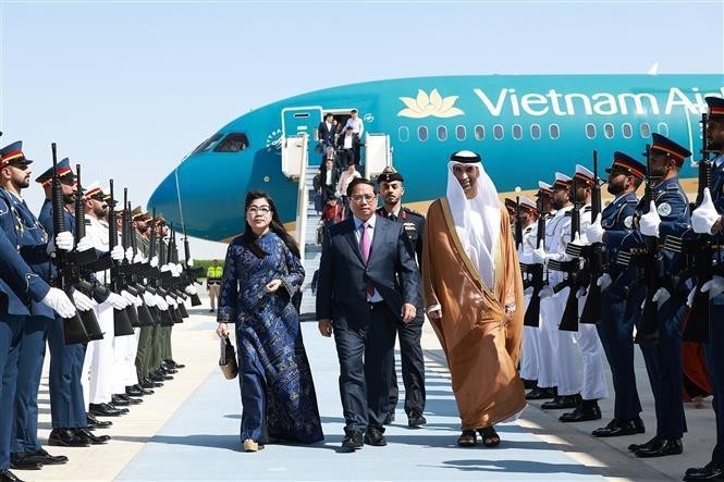 Prime Minister Pham Minh Chinh (C) and his spouse welcomed at Zayed International Airport (Photo: VNA)