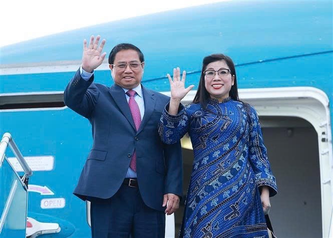 Prime Minister Pham Minh Chinh and his spouse at Noi Bai International Airport in Hanoi. Photo: VNA